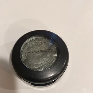 MAC extra dimension eyeshadow “silver sun”